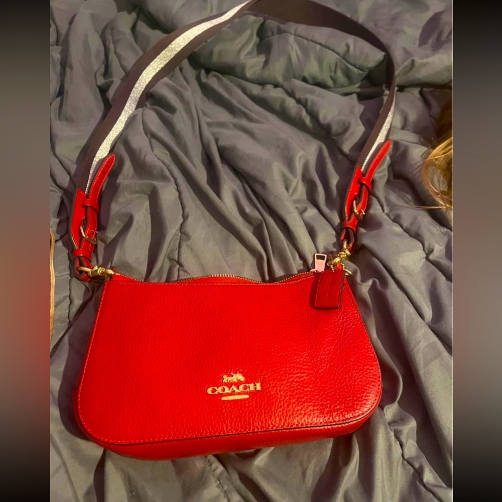 Authentic Coach crossbody. Hasn’t been used but a few days. Like new!